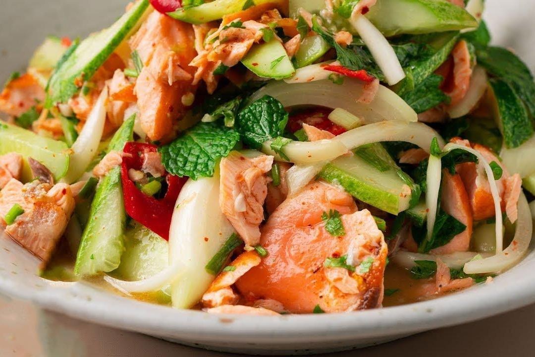 Hoc dau bep lam salad ca hoi chuan huong vi Viet hinh anh