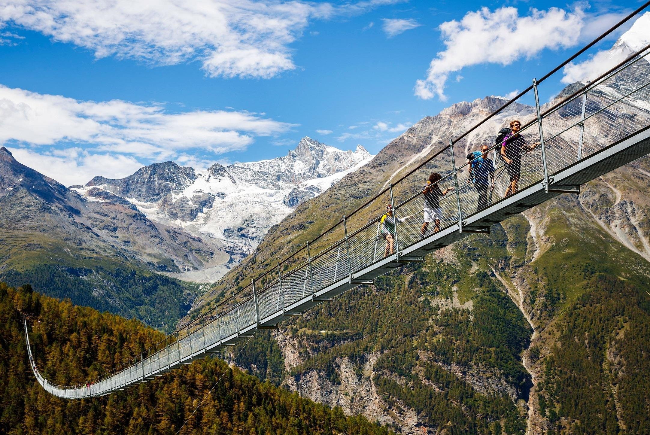 Cau treo di bo dai nhat the gioi o Thuy Si hinh anh