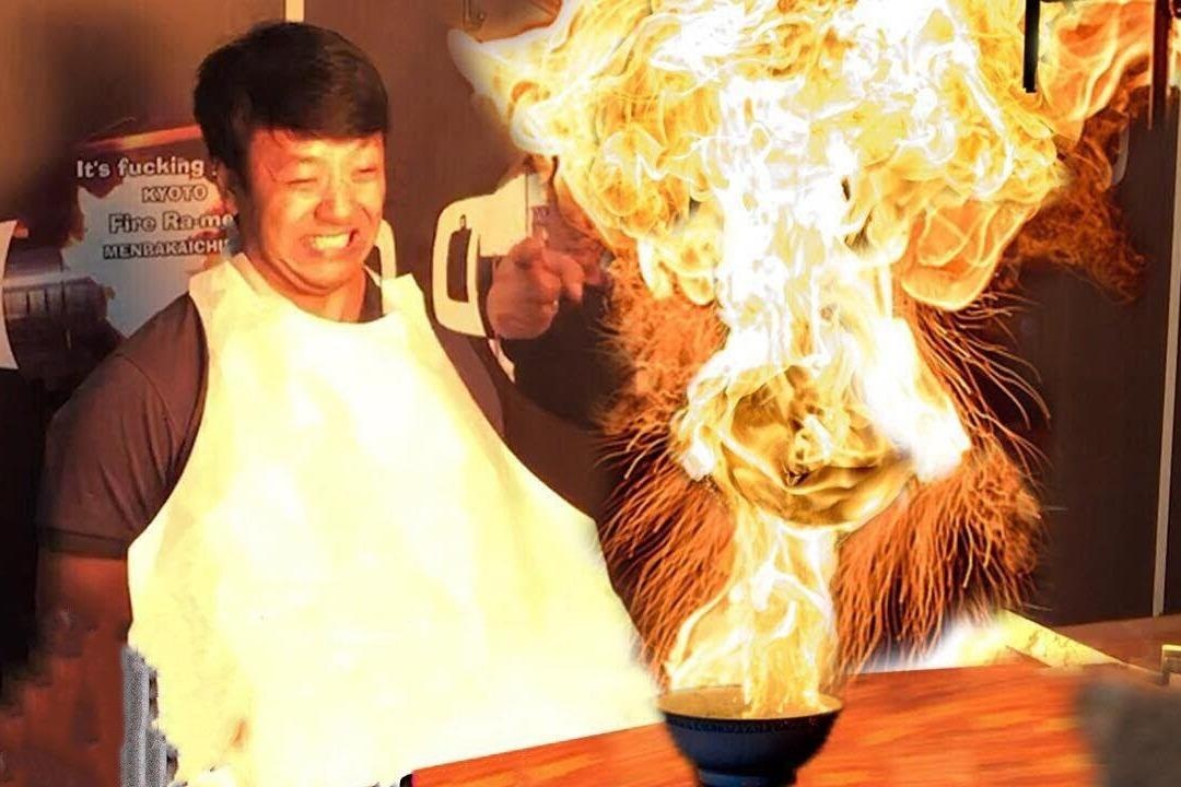 Mi ramen boc lua truoc mat thuc khach o Nhat Ban hinh anh