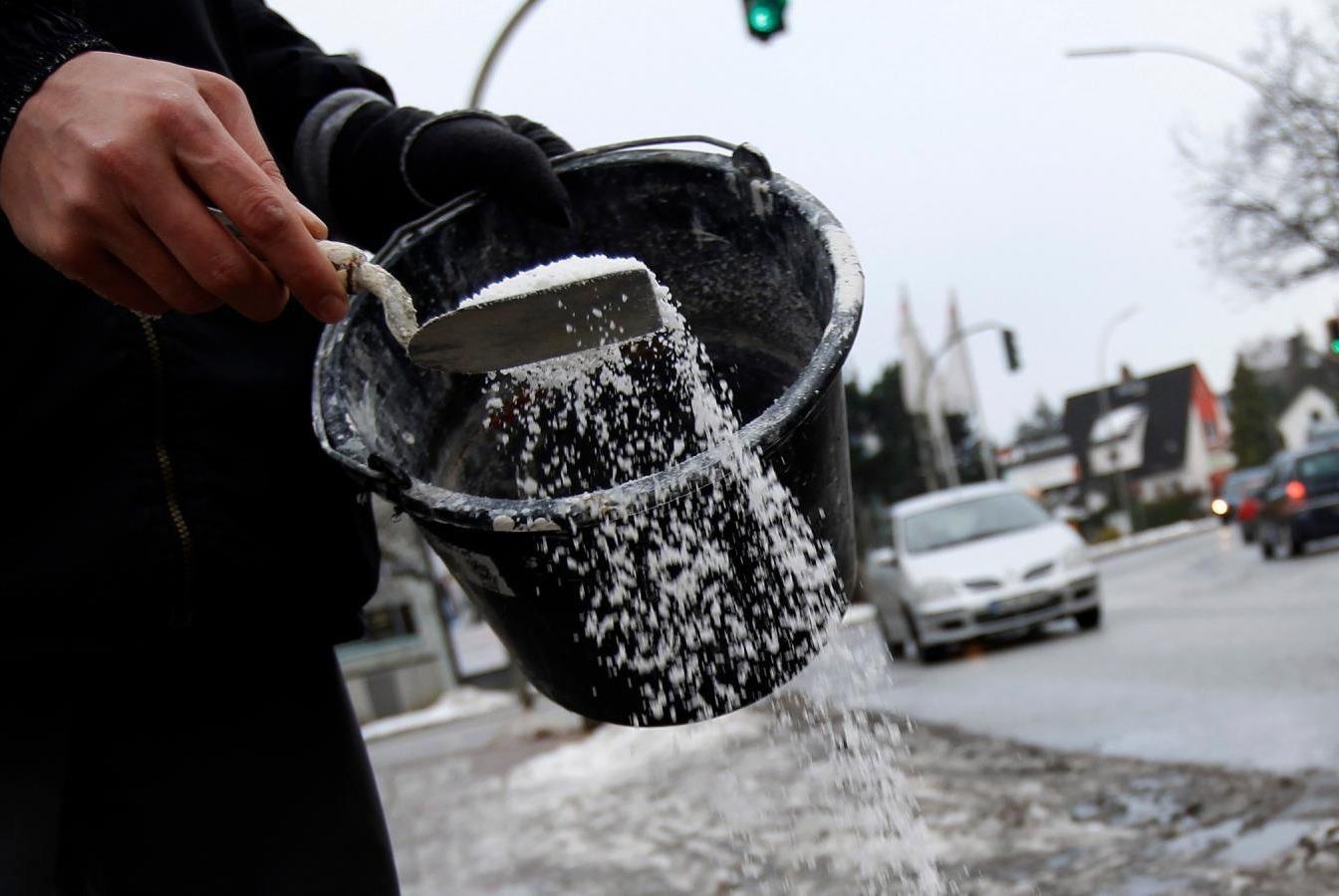 Tai sao muoi co the lam tan bang tuyet? hinh anh