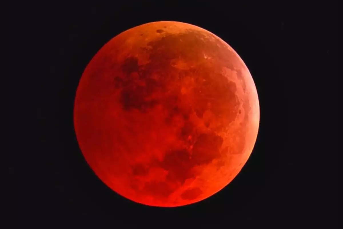 Vi sao Mat Trang chuyen mau do khi nguyet thuc? hinh anh