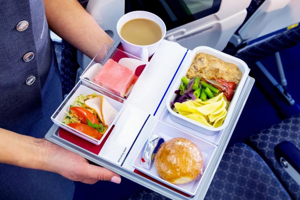 Vi sao thuc an tren may bay thuong co vi la? hinh anh