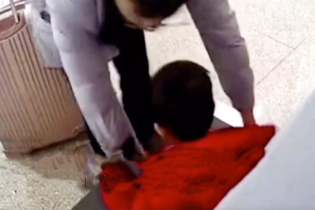 Tuong nham hanh ly, nguoi cha dat con trai 3 tuoi vao may quet an ninh hinh anh