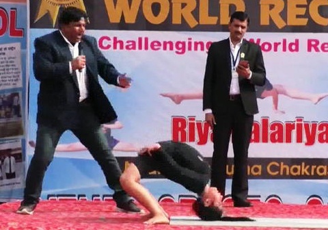 Be gai 11 tuoi pha ky luc yoga the gioi hinh anh