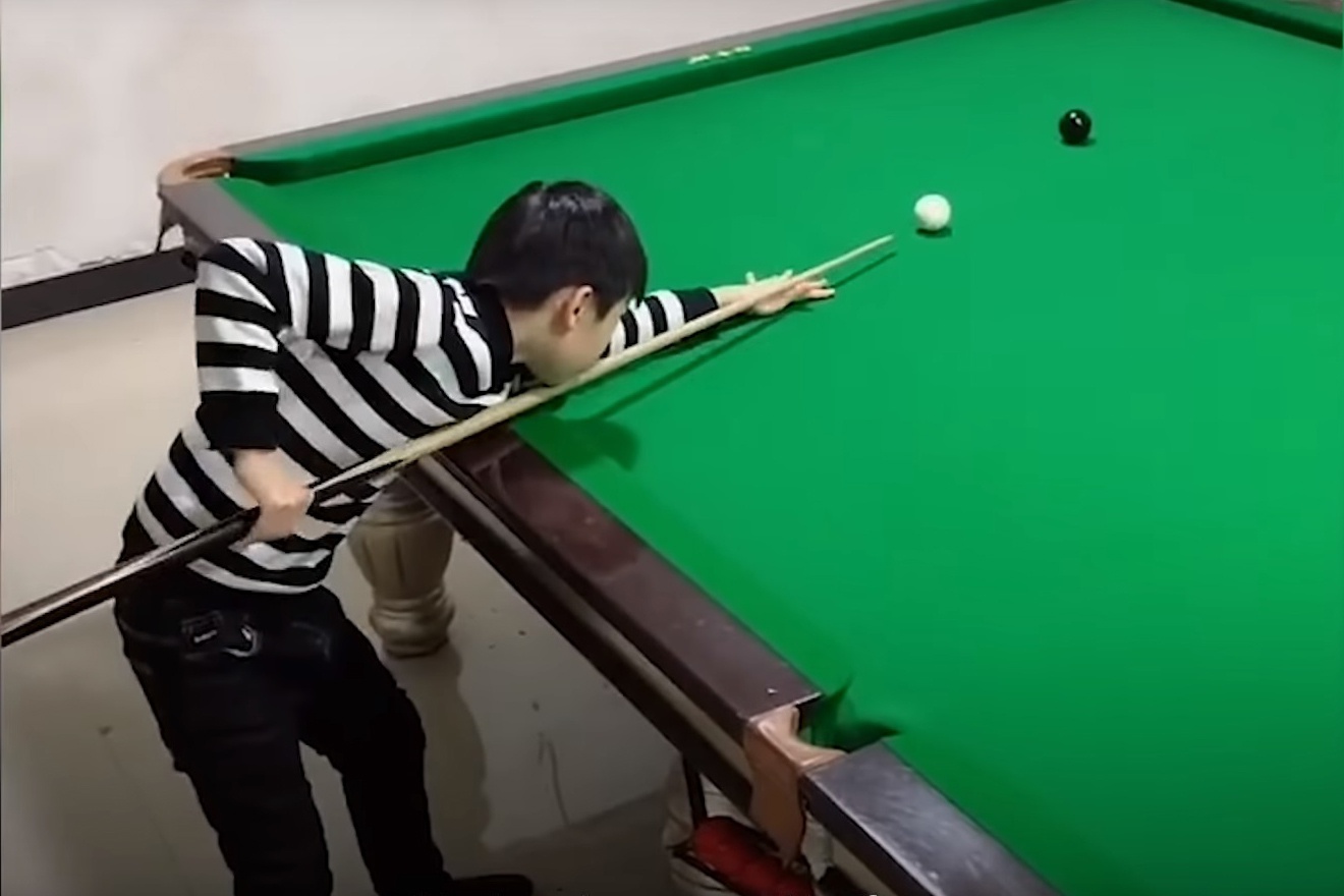 Ky nang danh bi-a sieu dang cua cau be 10 tuoi hinh anh