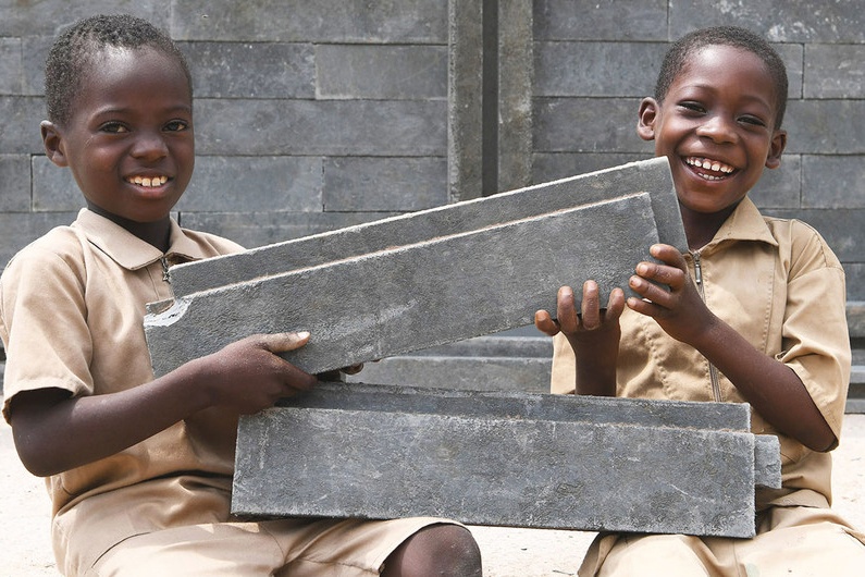 Truong hoc duoc xay tu rac thai nhua hinh anh