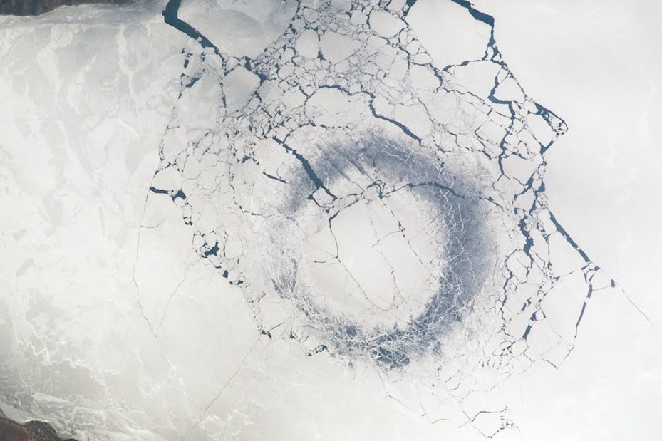 Vong tron bang khong lo tren ho 25 trieu nam tuoi hinh anh