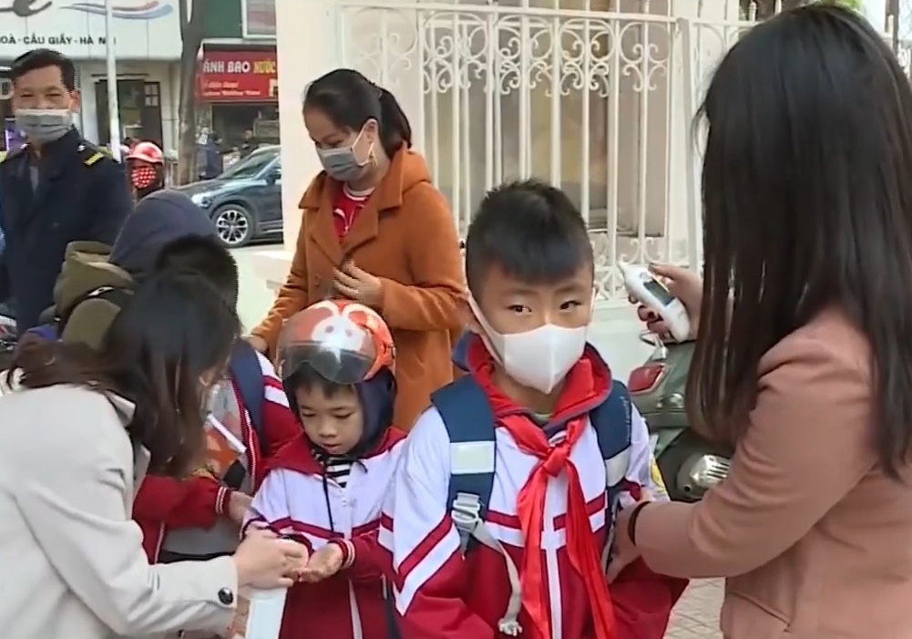 Truong hoc to chuc rua tay sat khuan va do nhiet do cho hoc sinh hinh anh