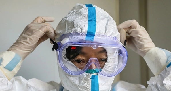 Quy trinh cach ly 14 ngay cua cong dan Anh tro ve tu Trung Quoc hinh anh