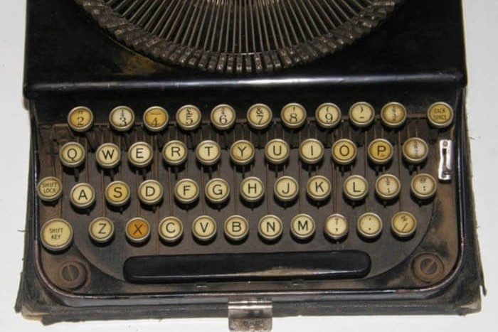 Vi sao ban phim co bo cuc QWERTY? hinh anh