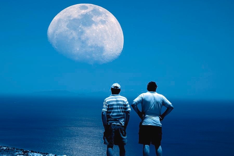 Vi sao chung ta chi nhin thay mot nua cua Mat Trang? hinh anh