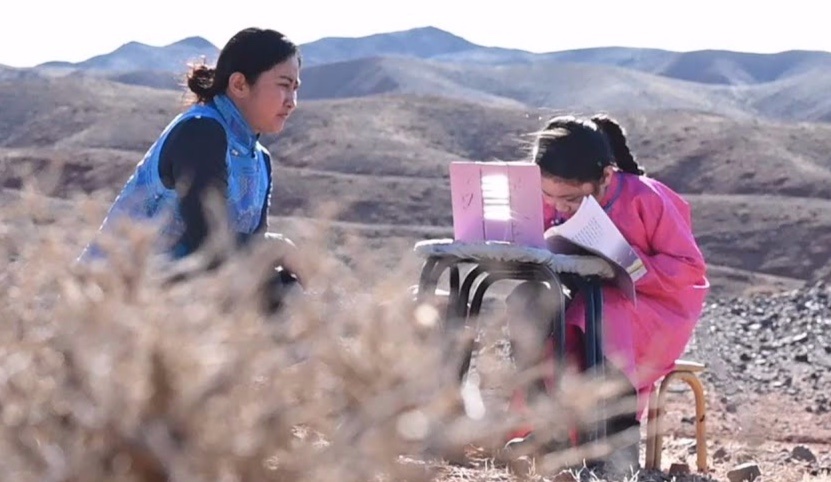 Be gai 9 tuoi hoc truc tuyen giua sa mac the nao? hinh anh