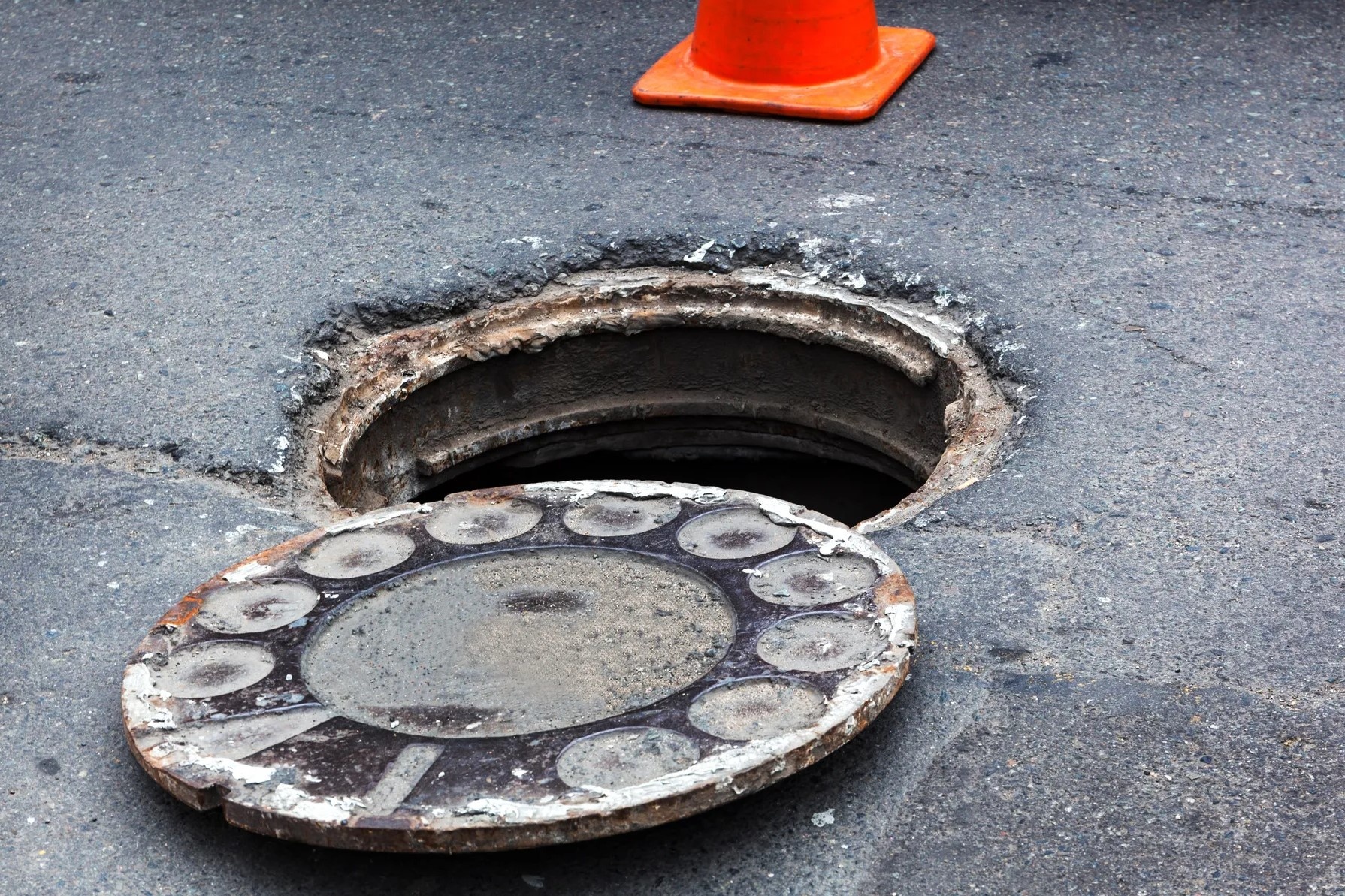 Vi sao nap ho ga thuong co hinh tron? hinh anh