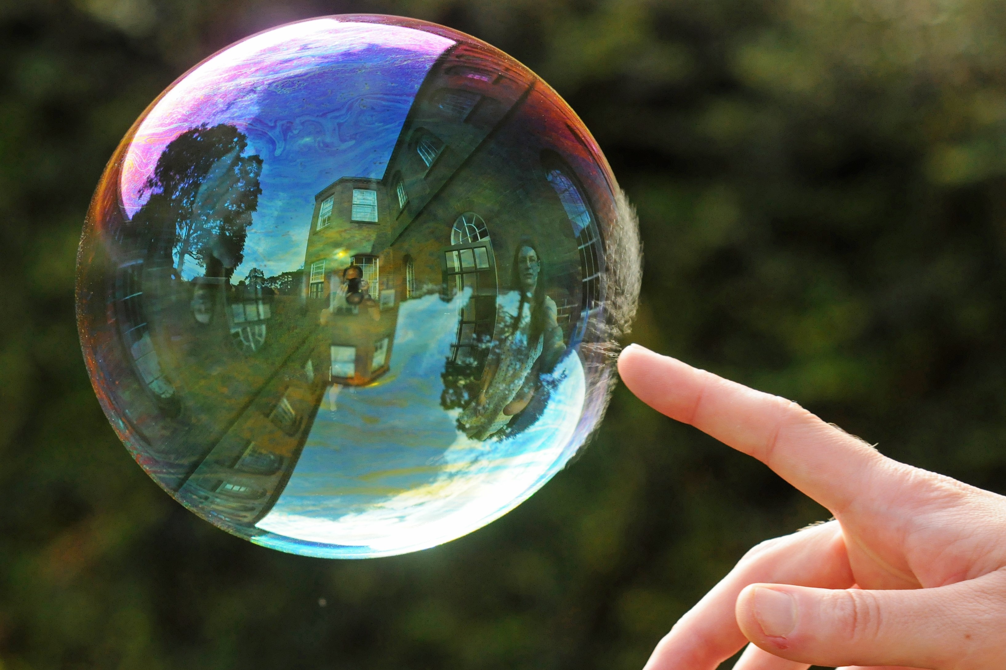 Vi sao bong bong xa phong bay len cao va phat no? hinh anh