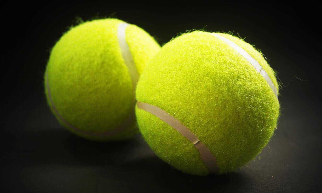 Vi sao bong tennis co mau vang va be mat xu long? hinh anh