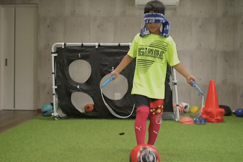 Cau be 9 tuoi bit mat vua nhay day vua tang bong hinh anh