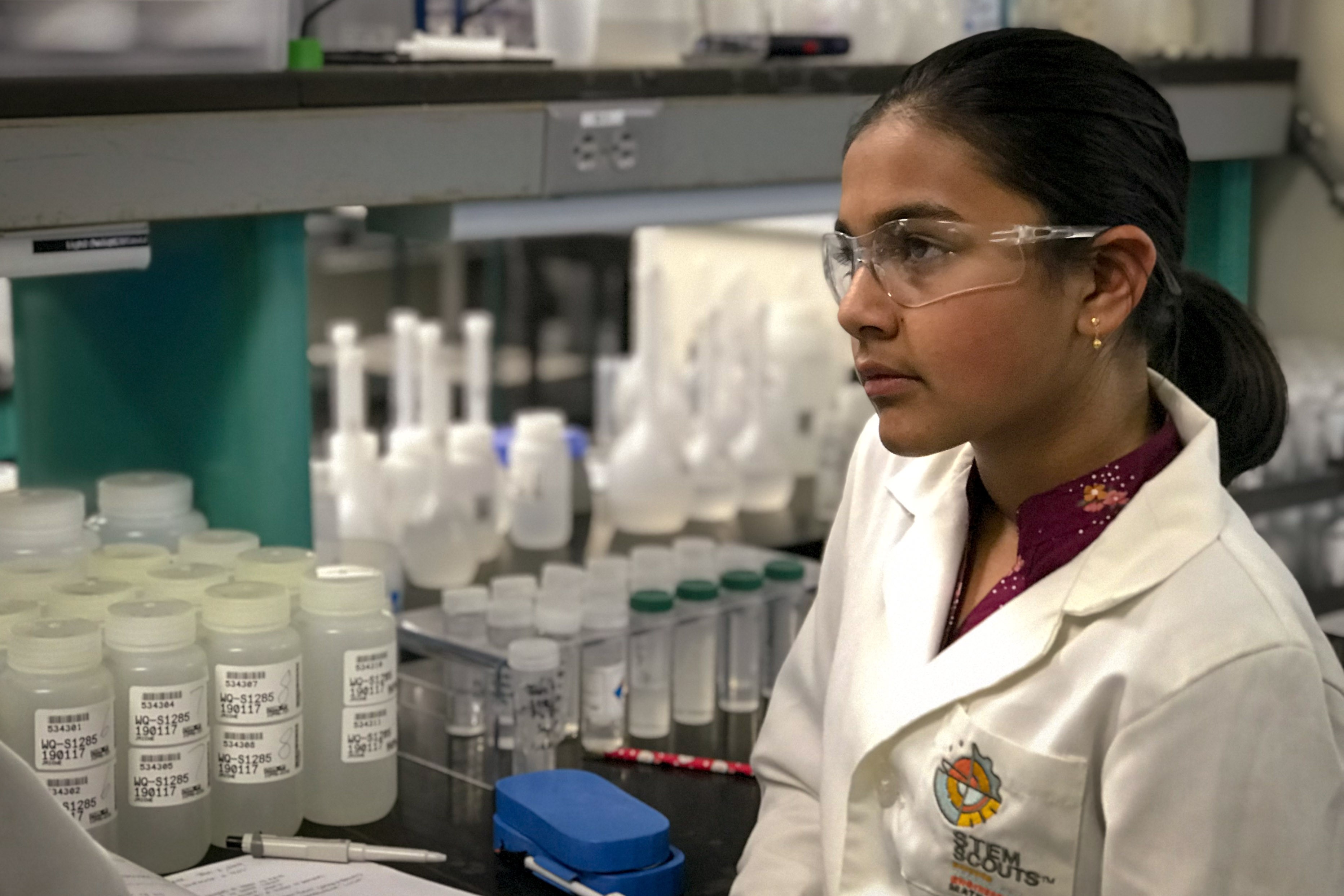 Co be 12 tuoi phat minh thiet bi phat hien chi trong nuoc hinh anh