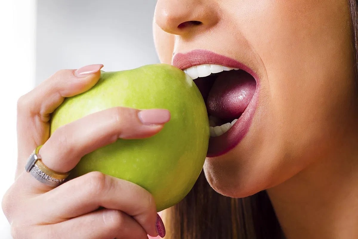 7 thuc pham khong co loi cho rang mieng hinh anh