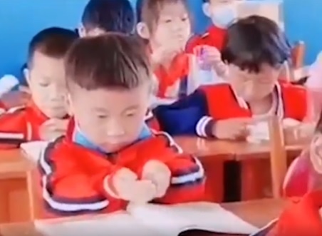 Hoc sinh tieu hoc o Trung Quoc su dung tay de dua kien thuc vao nao hinh anh