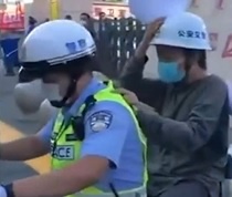 Canh sat cho hoc sinh di thi dai hoc o Trung Quoc hinh anh