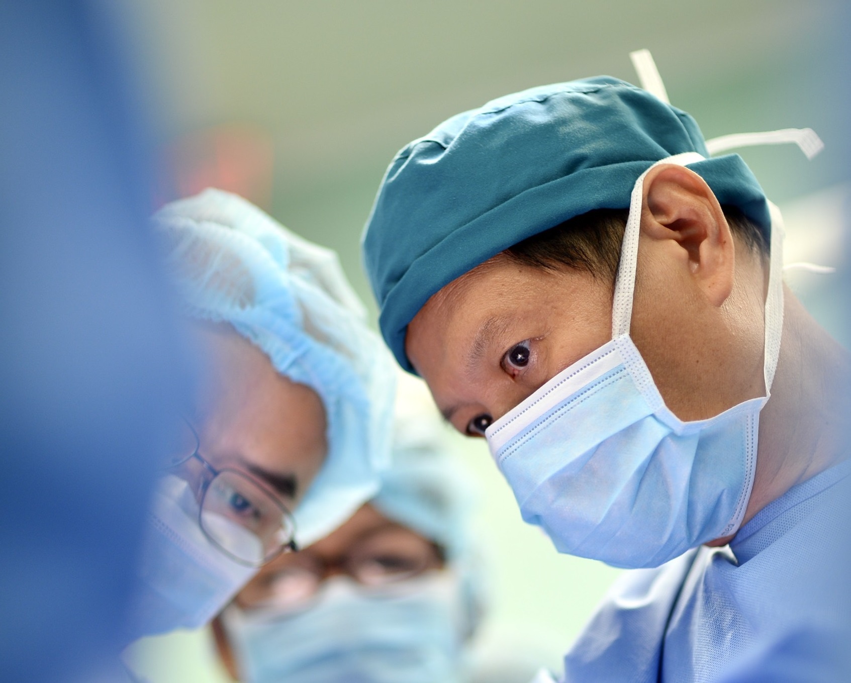 Quyen Bo truong Y te chuc mung e-kip mo tach cap song sinh dinh lien hinh anh