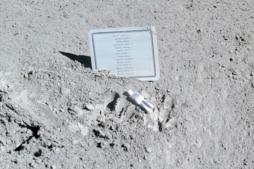 Ai la nguoi duy nhat duoc chon cat tren Mat Trang? hinh anh