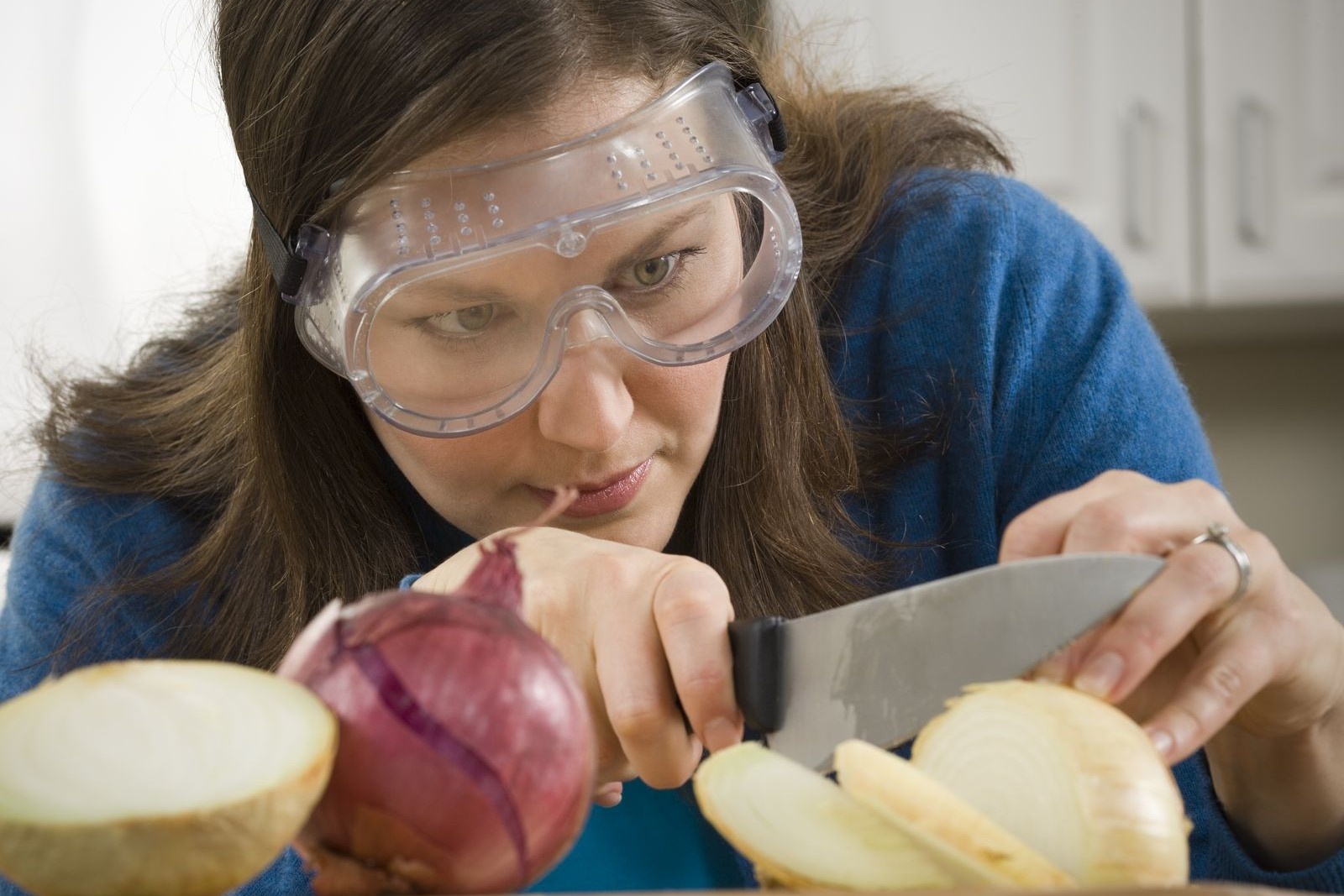 Tai sao cat hanh tay bi chay nuoc mat? hinh anh