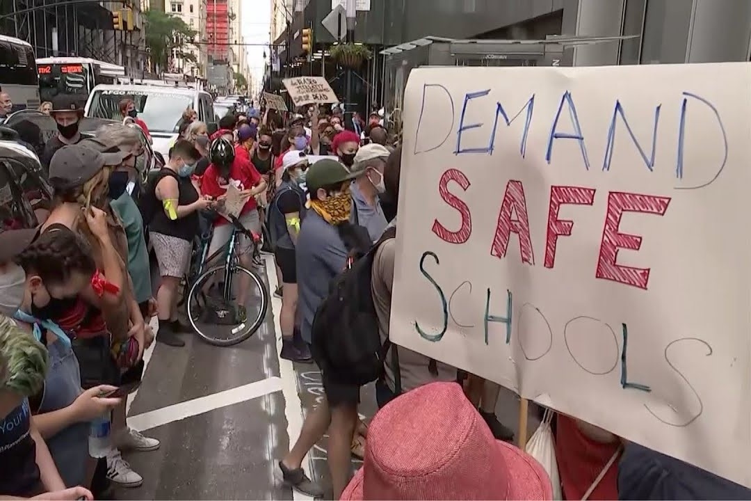 Giao vien My bieu tinh, phan doi mo lai truong hoc hinh anh