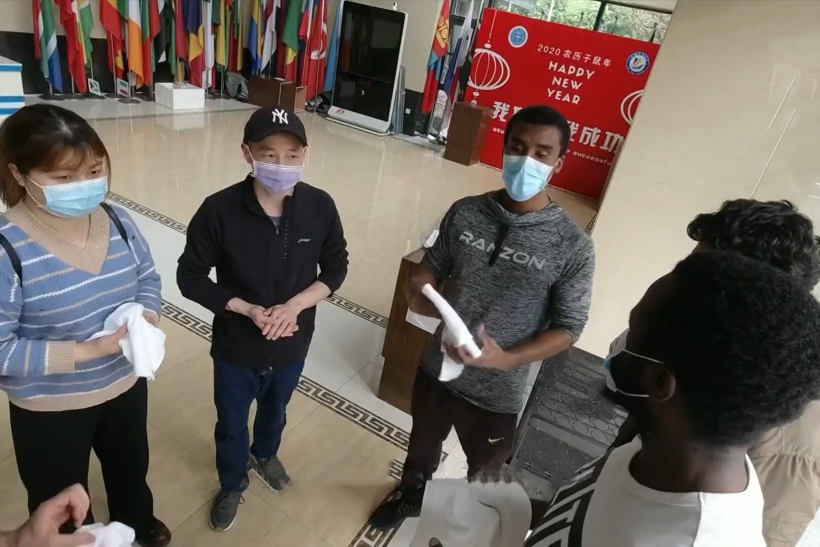 Du hoc sinh giup Vu Han ngan chan dich benh hinh anh