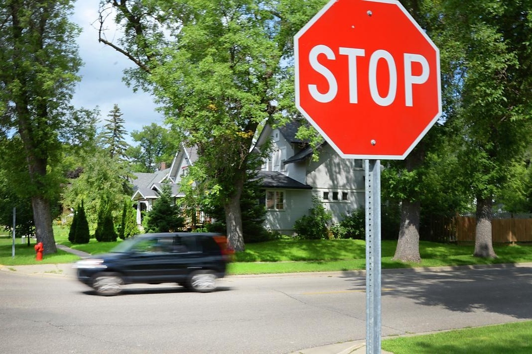 Vi sao mau do duoc dung lam tin hieu canh bao nguy hiem? hinh anh