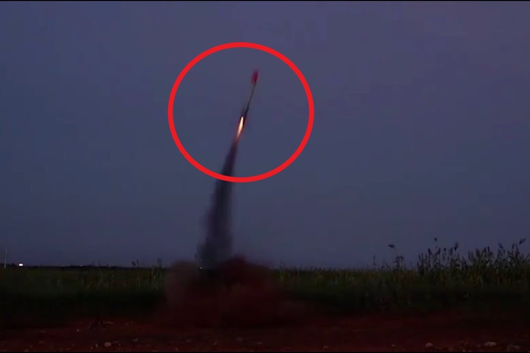 Sinh vien Trung Quoc che tao va phong thanh cong ten lua hinh anh