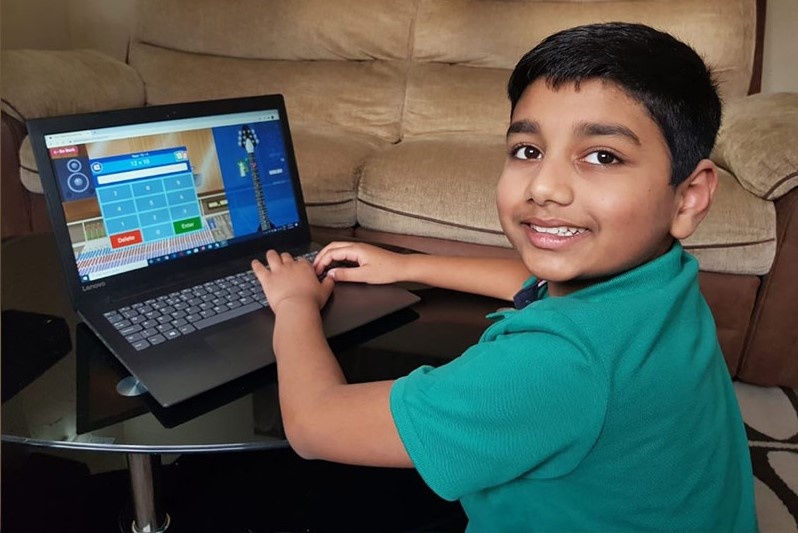 Cau be nuoc Anh tra loi dung 196 phep toan trong mot phut hinh anh