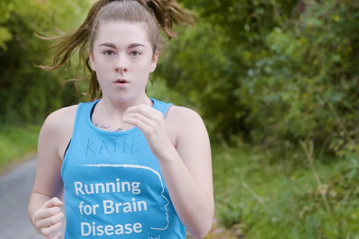 Co gai len con dong kinh 14 lan moi ngay dam me chay bo hinh anh