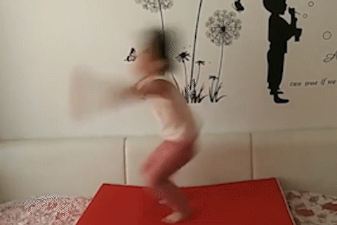 Be gai Trung Quoc nhao lon 80 lan trong mot phut hinh anh