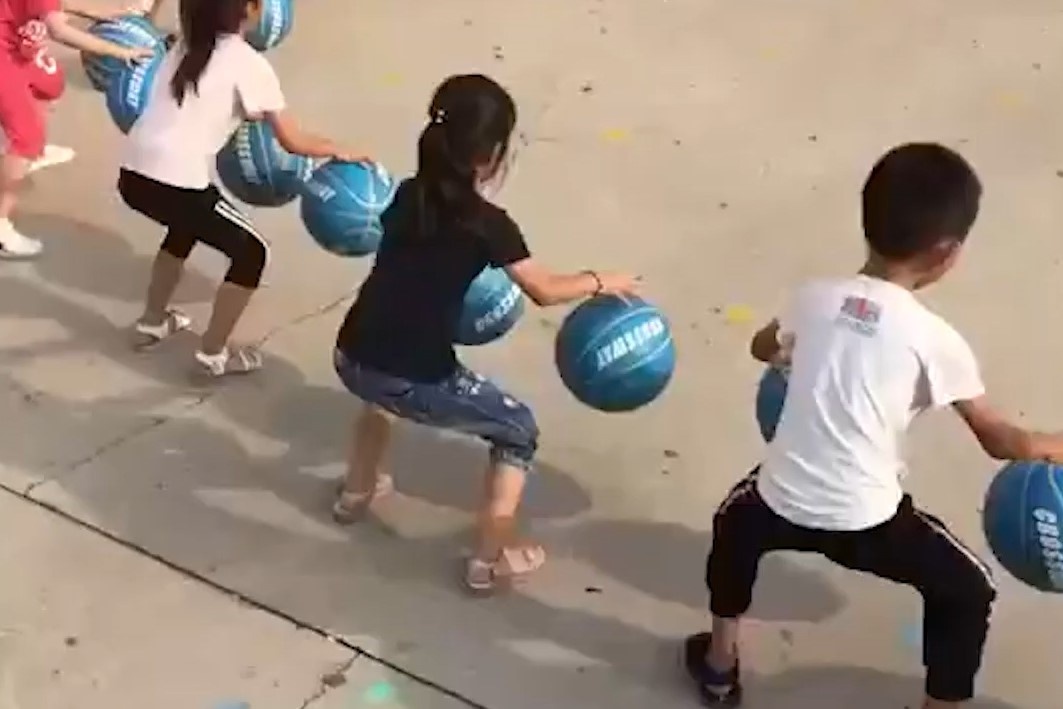 Clip tre mau giao Trung Quoc choi bong ro hut 36 trieu luot xem hinh anh