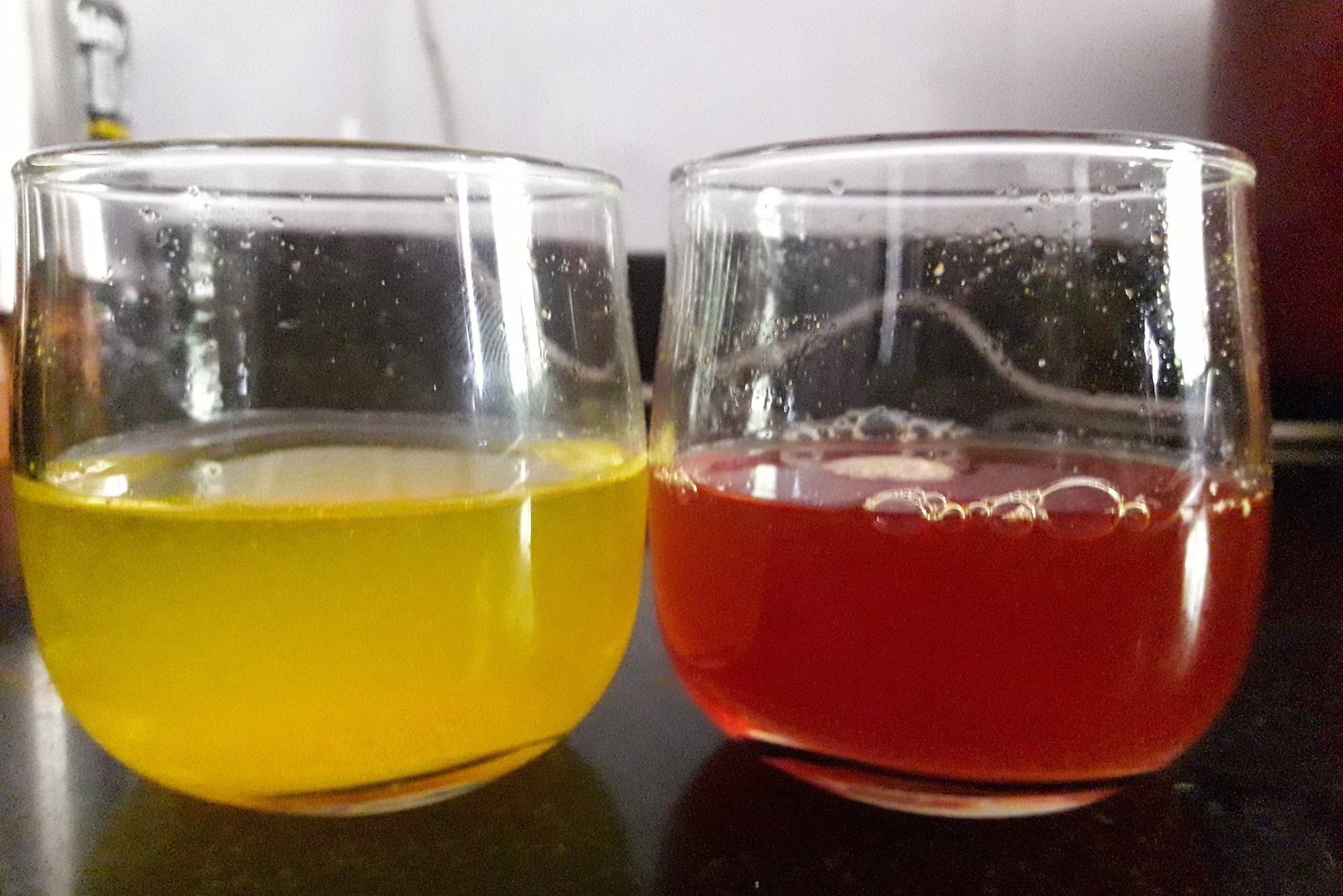 Vi sao nghe chuyen tu mau vang sang do? hinh anh