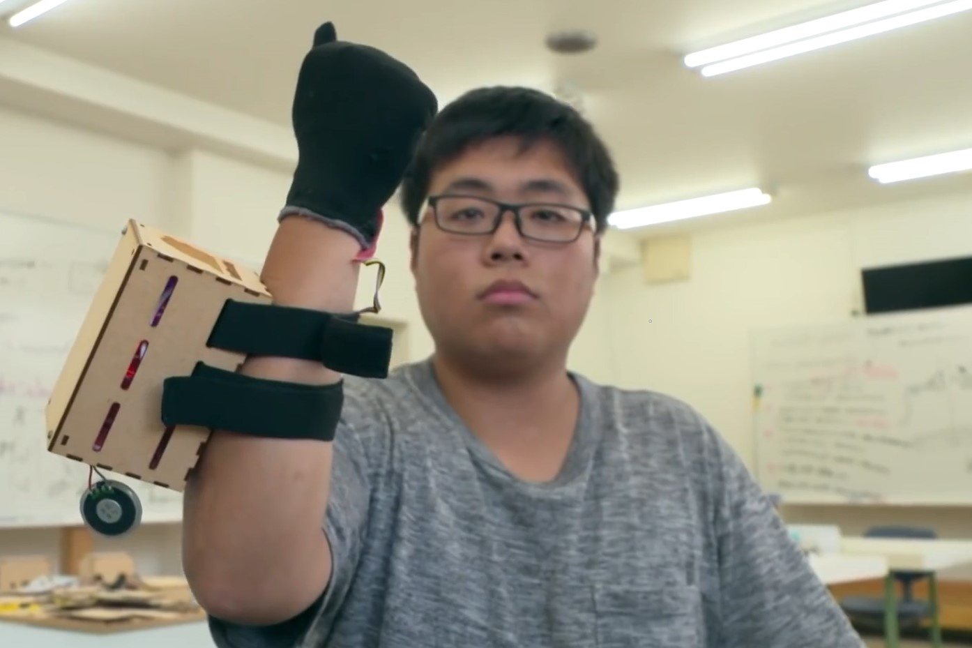 Vong vat tay biet binh luan cua nam sinh Nhat Ban hinh anh