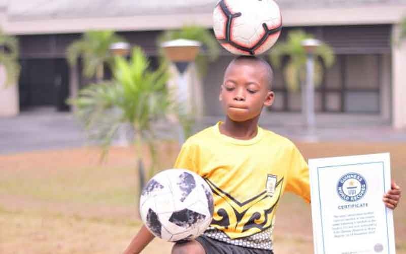 Cau be 12 tuoi o Nigeria lap ky luc tang bong hinh anh