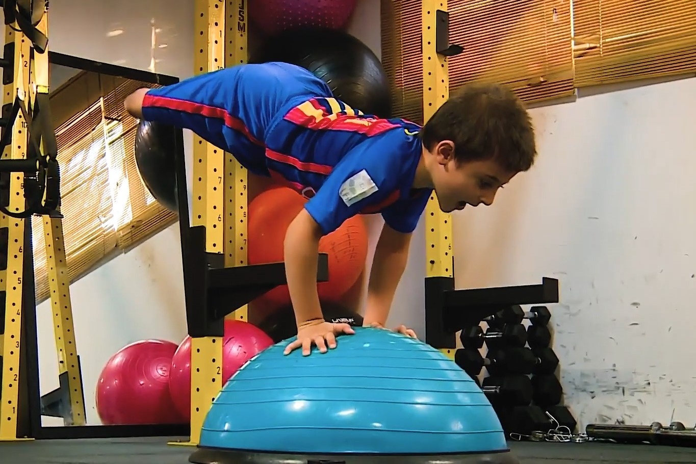 Cau be cut 2 chan uoc mo gianh huy chuong vang tai Paralympic hinh anh