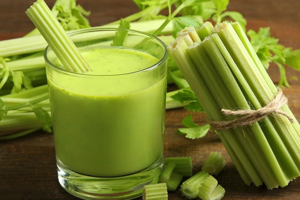 Tac dung khi uong nuoc ep can tay moi ngay hinh anh