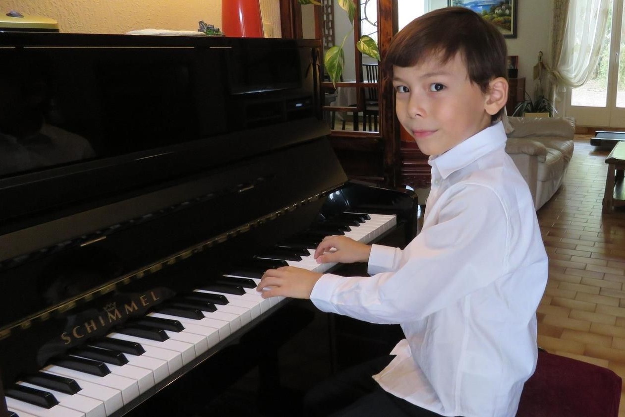 Than dong choi piano tu nam 1 tuoi o Phap hinh anh