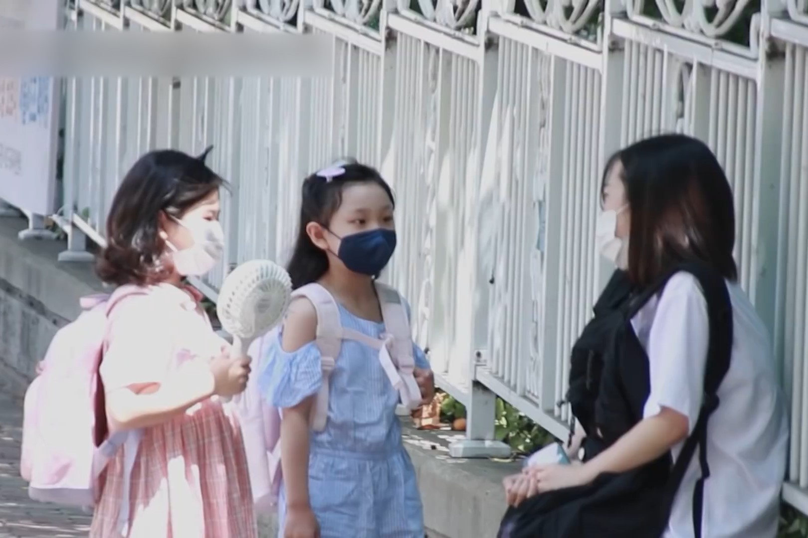 Hoc sinh Han Quoc phan ung nhu the nao khi gap nu sinh dang khoc? hinh anh