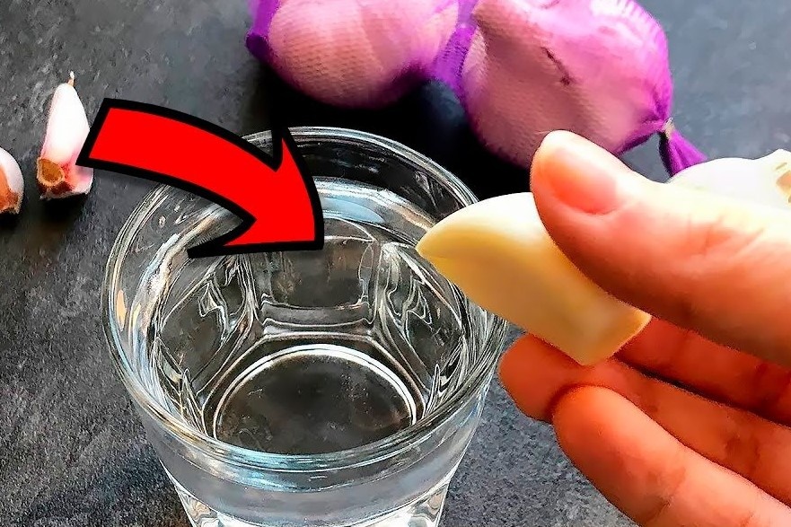 Vi sao nen uong nuoc toi hang ngay? hinh anh