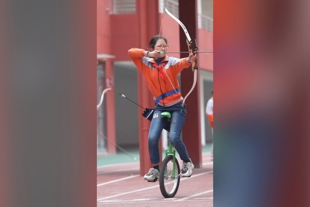 Hoc sinh tieu hoc o Trung Quoc ban cung tren xe mot banh hinh anh