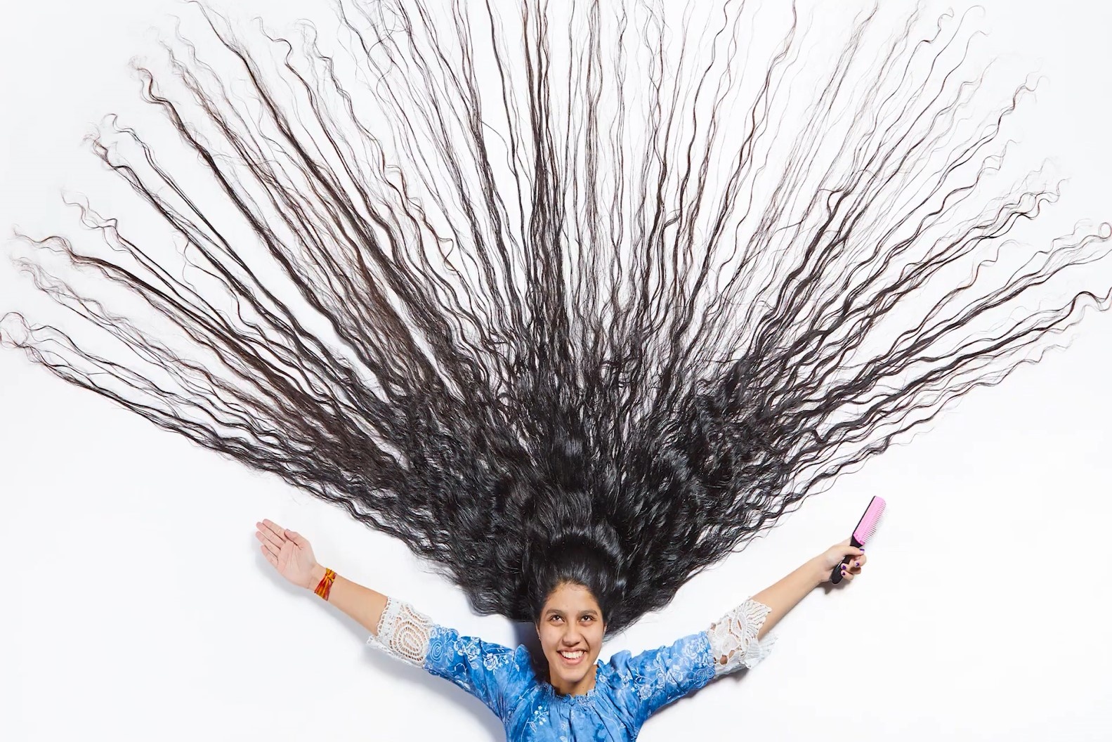 Nu sinh co mai toc dai nhat the gioi hinh anh