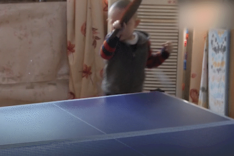 Be trai 3 tuoi danh bong ban dieu luyen o Trung Quoc hinh anh