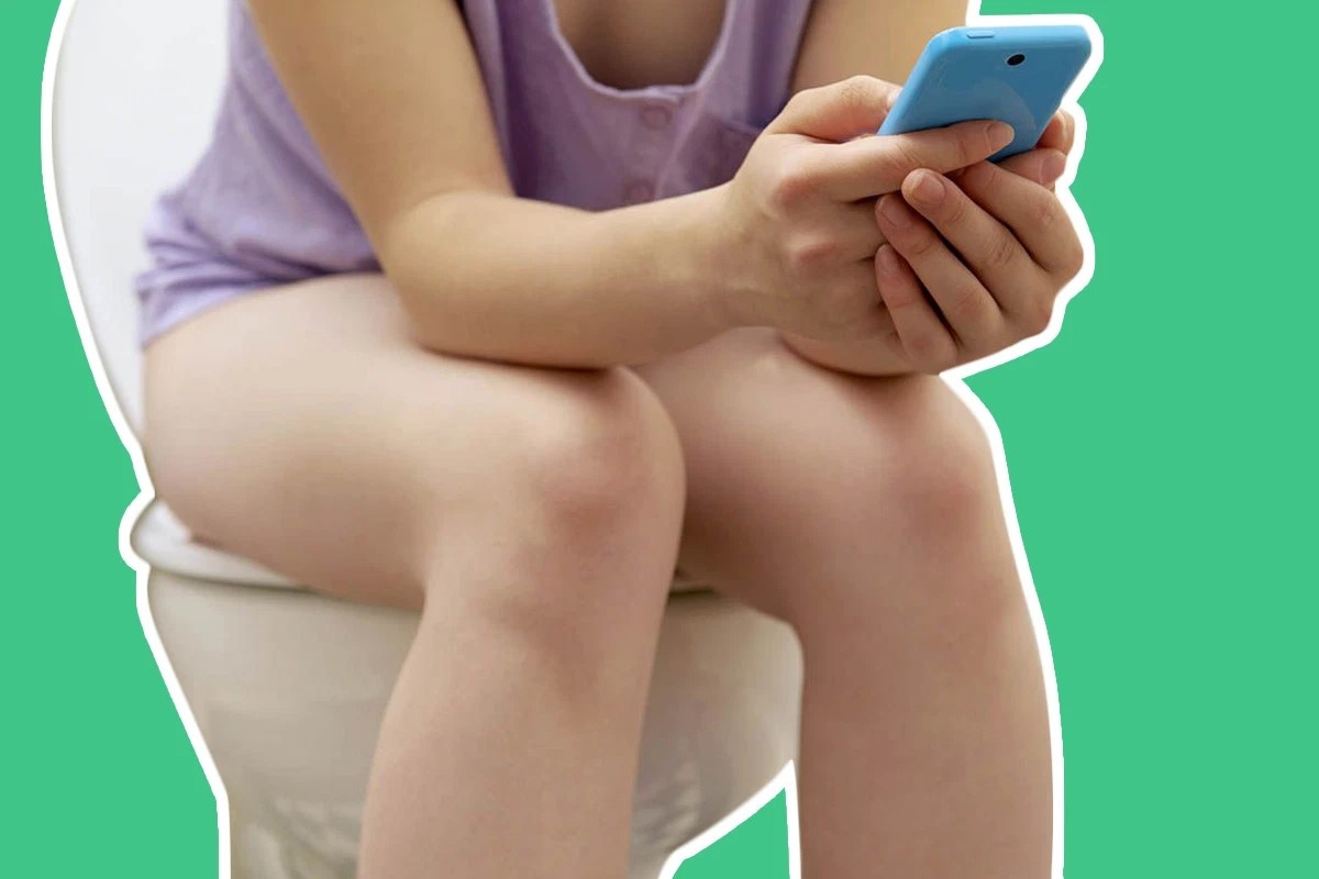 Vi sao khong nen su dung dien thoai trong phong tam? hinh anh