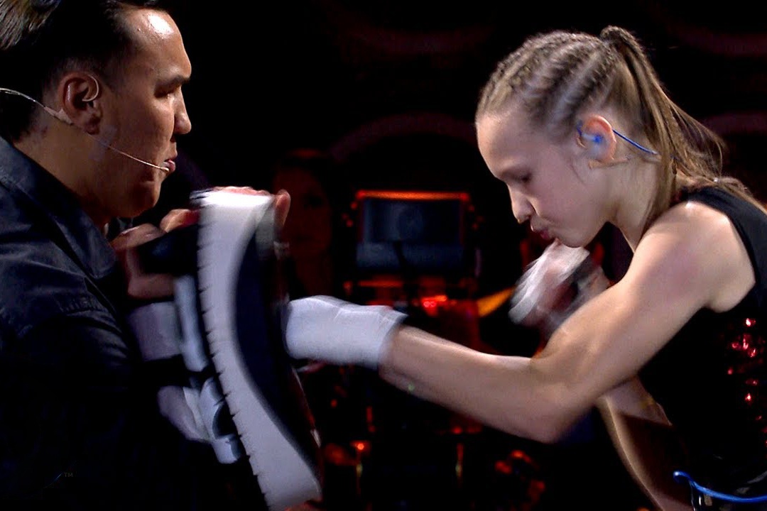 Be gai 11 tuoi o Kazakhstan thuc hien nhieu cu dam nhat trong mot phut hinh anh