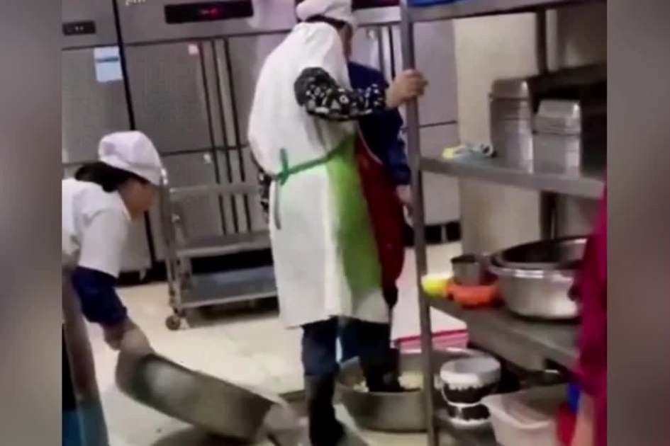 Nhan vien bep an rua rau bang chan o Trung Quoc hinh anh