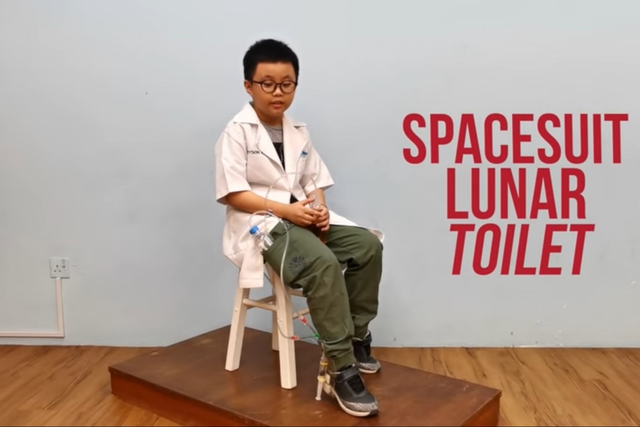 Be trai 9 tuoi o Malaysia thiet ke nha ve sinh khong gian hinh anh